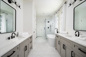 Ensemble douche/baignoire, serviettes fournies, papier toilette