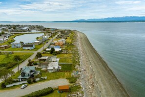 Na praia, espreguiçadeiras, toalhas de praia 