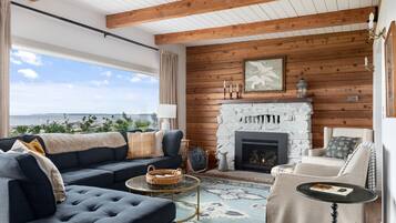 TV connectée, cheminée, livres