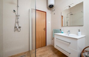 Shower - Awesome home in Galizana with private swimming pool, can be inside or outside (Galizana)
