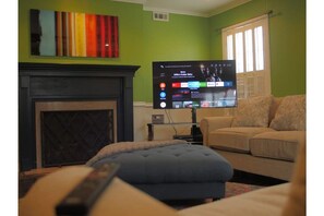 Een smart-tv, een open haard, videogames en een dvd-speler