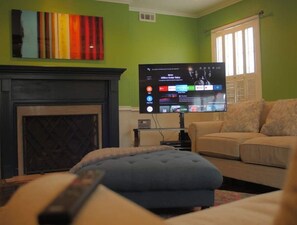 Smart TV, chimenea, videojuegos y reproductor de DVD