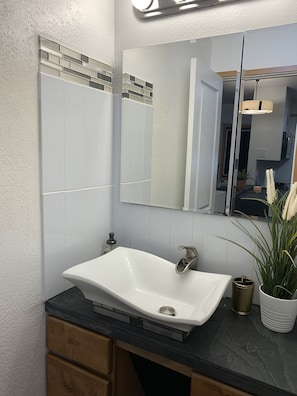 Douche, séchoir à cheveux, serviettes fournies, savon