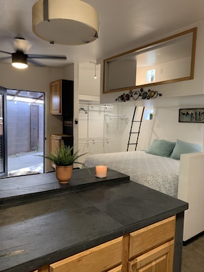 1 bedroom, desk, iron/ironing board, free WiFi - The Downtown Phoenix Hidden Bungalow (Phoenix)