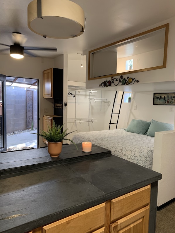 1 chambre, bureau, fer et planche à repasser, accès au Wi-Fi (inclus)