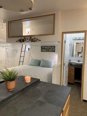 1 bedroom, desk, iron/ironing board, free WiFi - The Downtown Phoenix Hidden Bungalow (Phoenix)