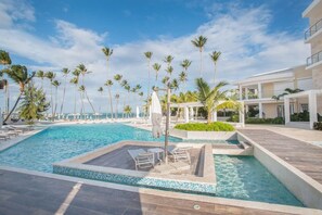 Pool - Stunning Beachfront Condo in Punta Cana (Punta Cana)