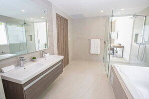 Regadera, tina de hidromasaje, bidet 