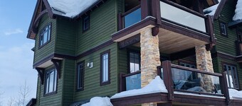 Spectacular 4 BDRoom Creekside Condo at RED Mountain