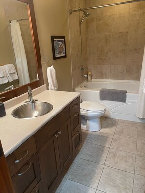 Kombination af bruser/badekar, hårtørrer, håndklæder, Sæbe