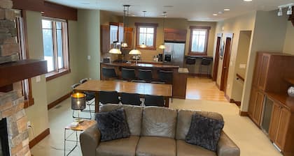 Spectacular 4 BDRoom Creekside Condo at RED Mountain