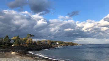 In Strandnähe, Liegestühle, Strandtücher