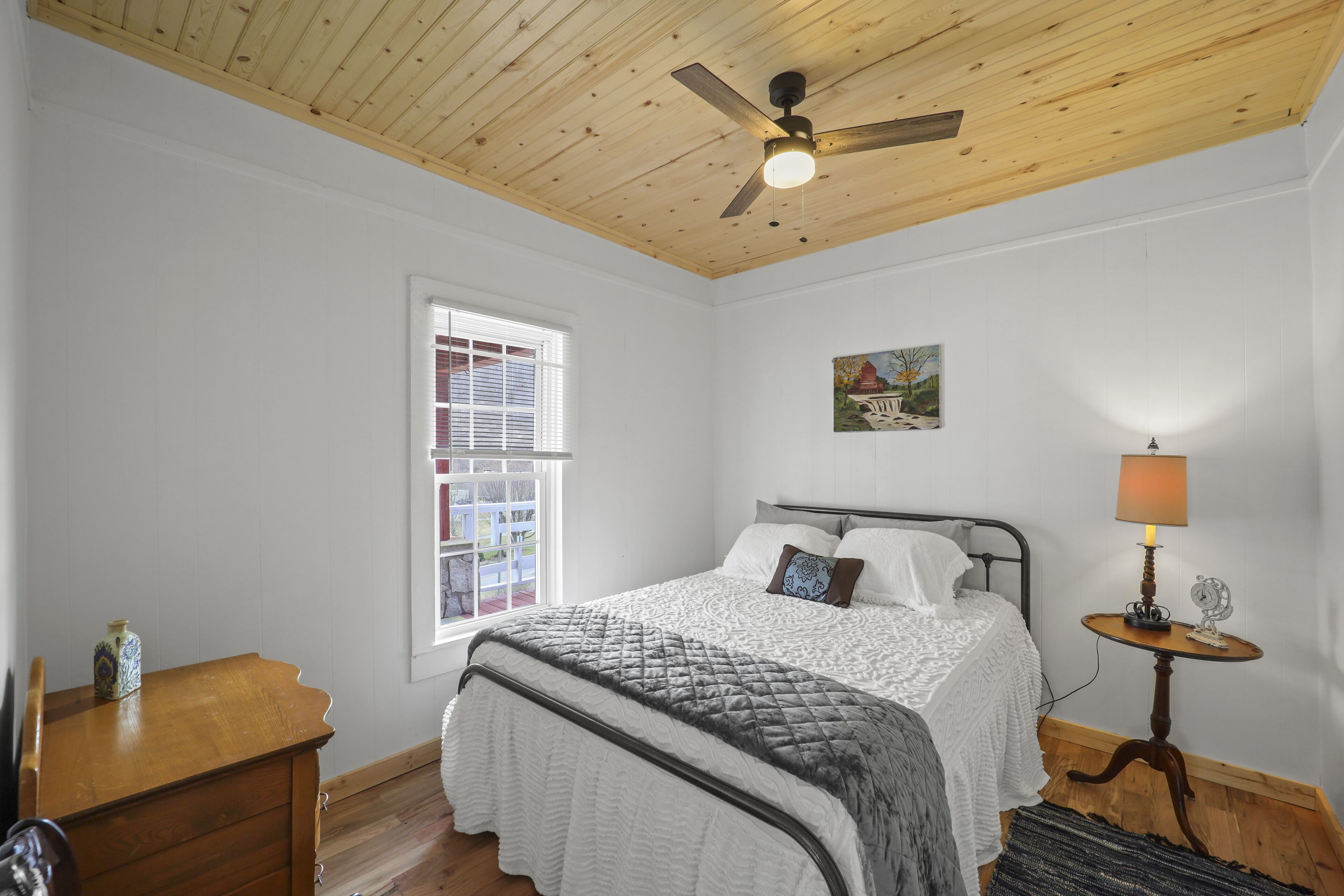 2 habitaciones, escritorio, tabla de planchar con plancha y wifi gratis 