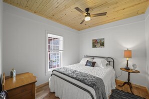 2 bedrooms, desk, iron/ironing board, free WiFi