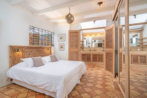 5 bedrooms, desk, iron/ironing board, travel crib