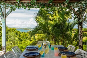 Outdoor dining - Spacieuse Villa de Luxe de 5 Chambres Avec Piscine Privée et vue mer (Le François)