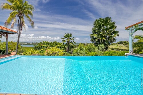 Spacieuse Villa de Luxe de 5 Chambres Avec Piscine Privée et vue mer