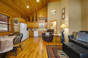 Smart TV, fireplace - Free Dollywood Tix+MtnViews+Pool+Couples+DogsOK (Sevierville)