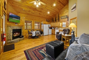 Smart TV, fireplace - Free Dollywood Tix+MtnViews+Pool+Couples+DogsOK (Sevierville)