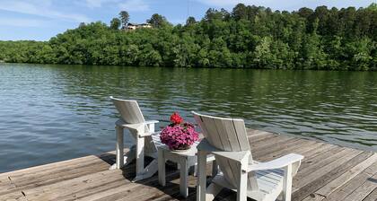 Relaxing, Cozy Cottage on the Lake with kayaks - 2 Guest Maximum