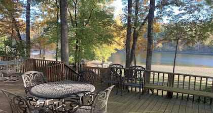 Relaxing, Cozy Cottage on the Lake with kayaks - 2 Guest Maximum