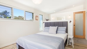 6 bedrooms, iron/ironing board, travel cot, free WiFi - Spinnaker - Family Getaway - 2mins Walk to Beach (Culburra Beach)