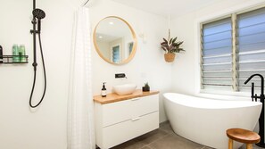 Badewanne, Haartrockner, Handtücher