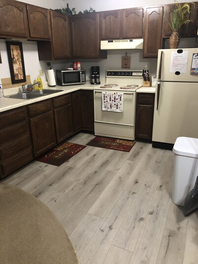 Cozy, Clean!  Pets Welcome..Close to Walking/Bike Trail