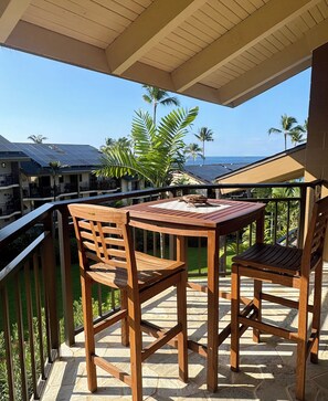 Outdoor dining - Cozy 1-bedroom + loft in Ocean Front Complex, 2 Lanai's and WiFi in Kailua-Kona. (Kailua-Kona)