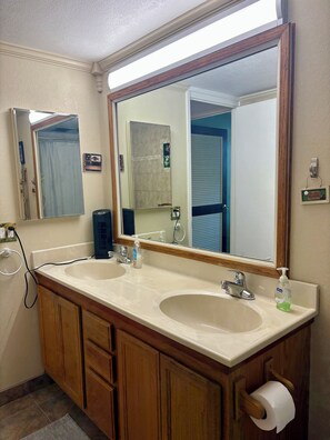 Hair dryer, towels, soap, shampoo - Cozy 1-bedroom + loft in Ocean Front Complex, 2 Lanai's and WiFi in Kailua-Kona. (Kailua-Kona)
