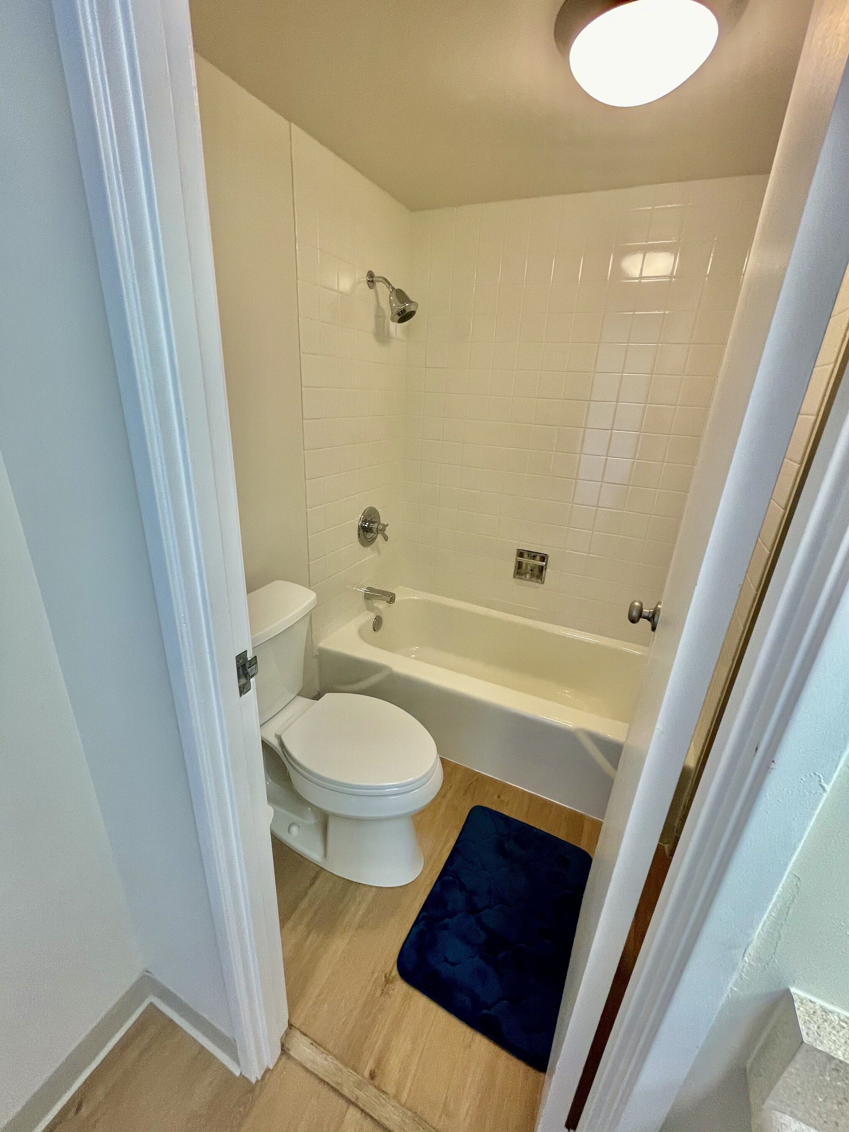 Une salle de bain comprenant des toilettes, une baignoire et une douche.