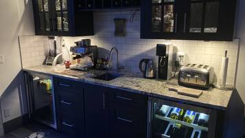 Jääkaappi, mikroaaltouuni, uuni, liesi