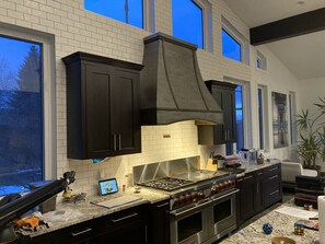 Jääkaappi, mikroaaltouuni, uuni, liesi