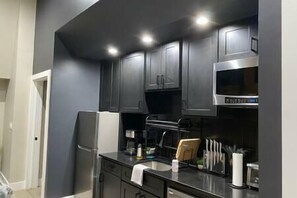 Jääkaappi, mikroaaltouuni, uuni, astianpesukone