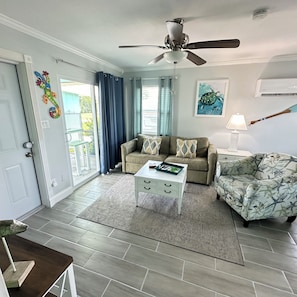 Smart TV, fireplace - Walk to tiki bars and restaurants! Starfish Stays unit 3! (Cape Coral)