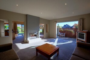 Living room - Heritage Villa 10 (Wanaka)