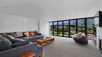 House | Living area | Flat-screen TV