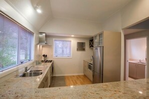 独立别墅 | 私人厨房 | 冰箱、微波炉、烤箱、炉灶