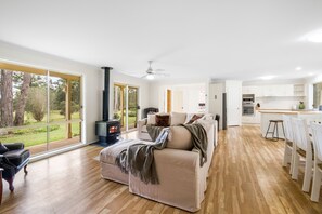 Smart TV, fireplace, toys - 'Bundara' - resting amongst the trees (Congewai)