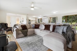 Smart TV, fireplace, toys - 'Bundara' - resting amongst the trees (Congewai)