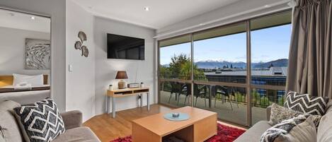 Dúplex | Sala de estar | Televisión de pantalla plana de 42 pulgadas con canales digitales