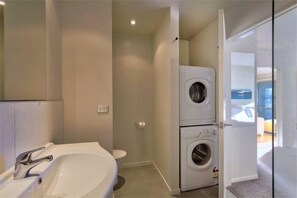 Apartment | Bathroom amenities | Combined shower/tub, rainfall showerhead, towels - Rocky Mountain Apartment - 111-112 (Wanaka)