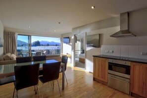 Apartament | Cuina privada | Frigorífic gran, microones, forn i placa de cuina 