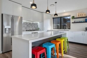 独立别墅 | 私人厨房 | 大冰箱、微波炉、烤箱、炉灶