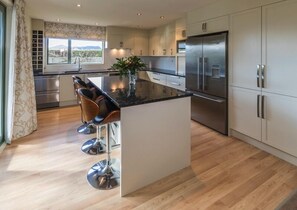 Private kitchen - Ultimate Escapes (Wanaka)
