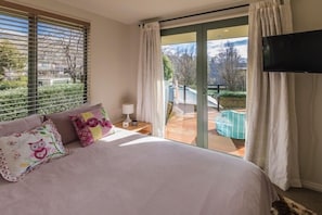 House | 3 bedrooms, individually decorated, individually furnished, free WiFi