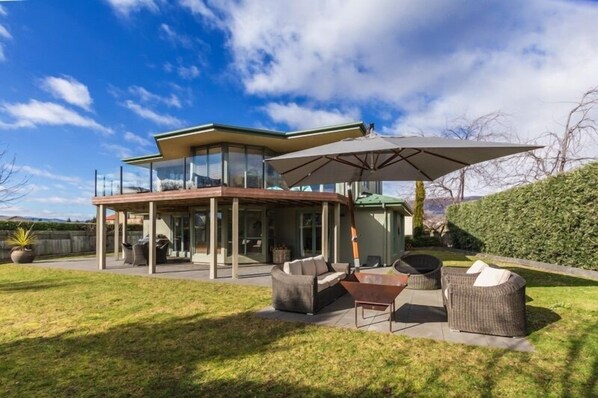 Front of property - Ultimate Escapes (Wanaka)