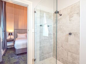 Habitación (King) | Baño | Ducha, secador de pelo y toallas