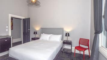 Queen Room | Iron/ironing board, free WiFi, bed sheets