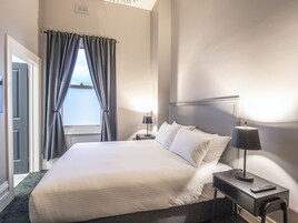 Tabla de planchar con plancha, wifi gratis y ropa de cama 